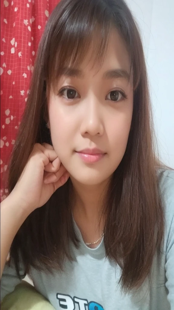 Gambar hp dipegang, dari dalam hp terlihat selfie seorang wanita cantik indonesia memakai kaos hitam tersenyum manis, di bagian bawah layar ada selfie pria tampan indonesia, seperti sedang melakukan panggilan video, suasana malam yang romantis di kamar tidur,