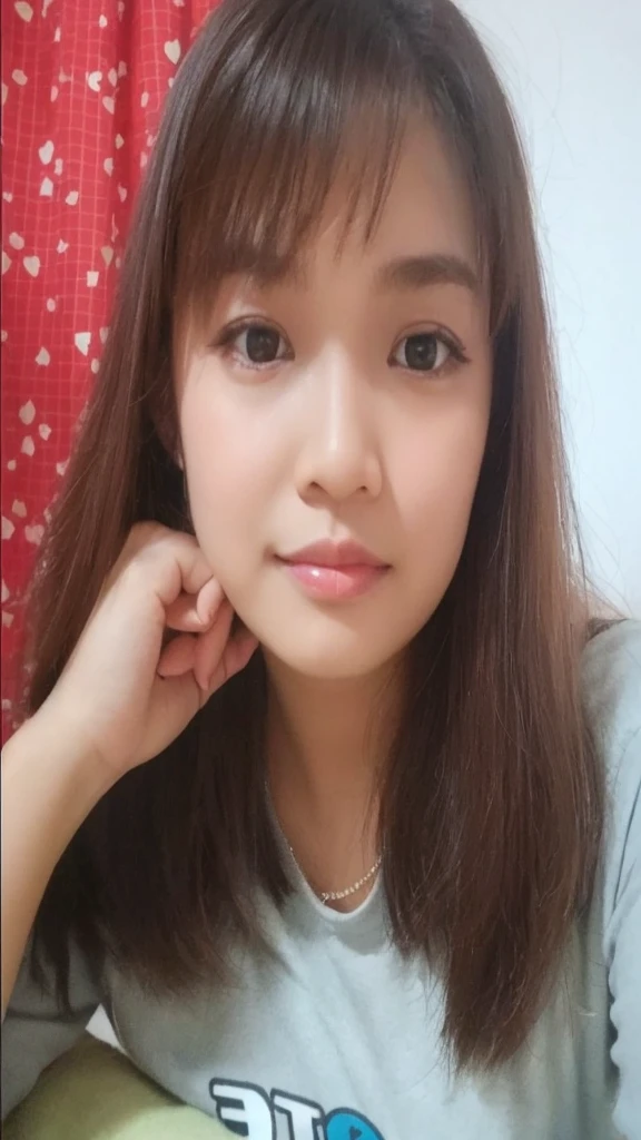 Gambar hp dipegang, dari dalam hp terlihat selfie seorang wanita cantik indonesia memakai kaos hitam tersenyum manis, di bagian bawah layar ada selfie pria tampan indonesia, seperti sedang melakukan panggilan video, suasana malam yang romantis di kamar tidur,