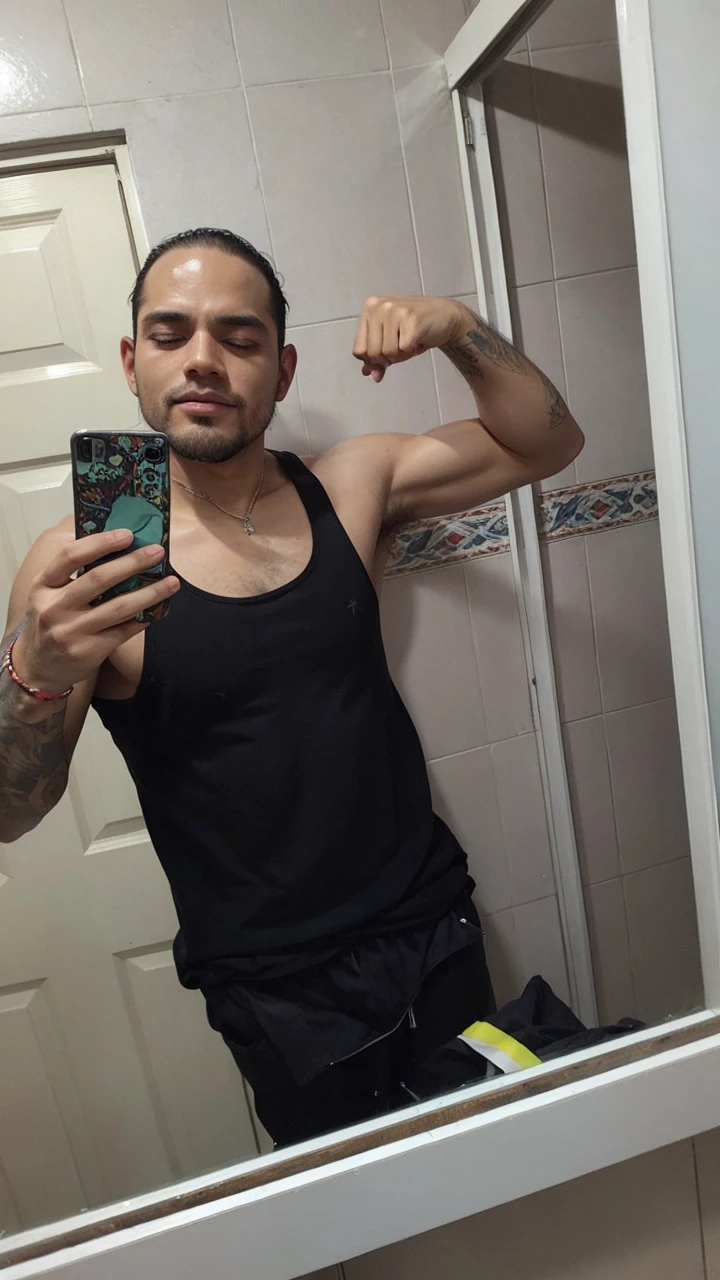 Hombre besando a otro hombre