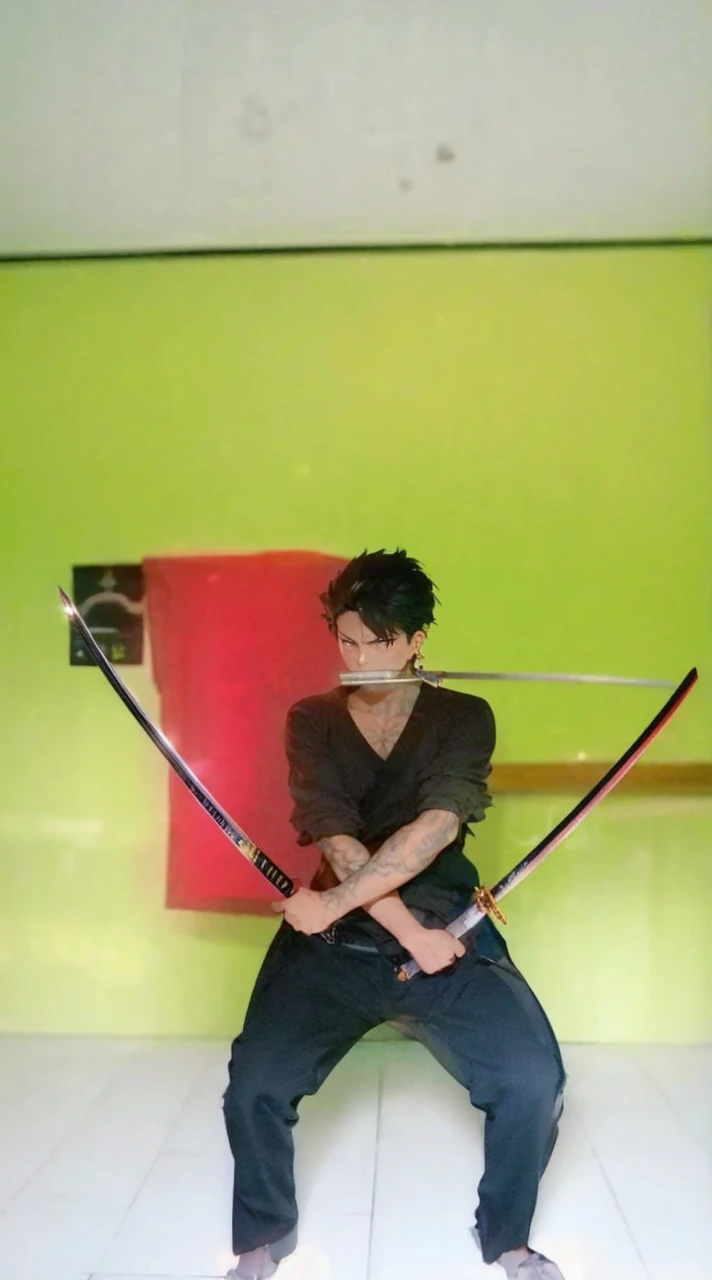 Zoro, sozinho, Olhando para o Viewer, sorrir, short hair, olhos vermelhos, 1st grade, propriedade, jewelries, parte superior do corpo, arma, Foco masculino, Brincos, Roupas japonesas, cabelos verdes, Chifres, espada, quimono, segurando arma, de lado, tatuagem, brilhante, cicatriz, segurando espada, Katana, cicatriz no rosto, cicatriz no olho, Detailed muscle physique, photorealistic representation, 4k resolution. Background Story: Dojo de artes marciais,UHD 32k, melhor qualidade, master part, Super Detalhe, Detalhes altos, ((strong man)).