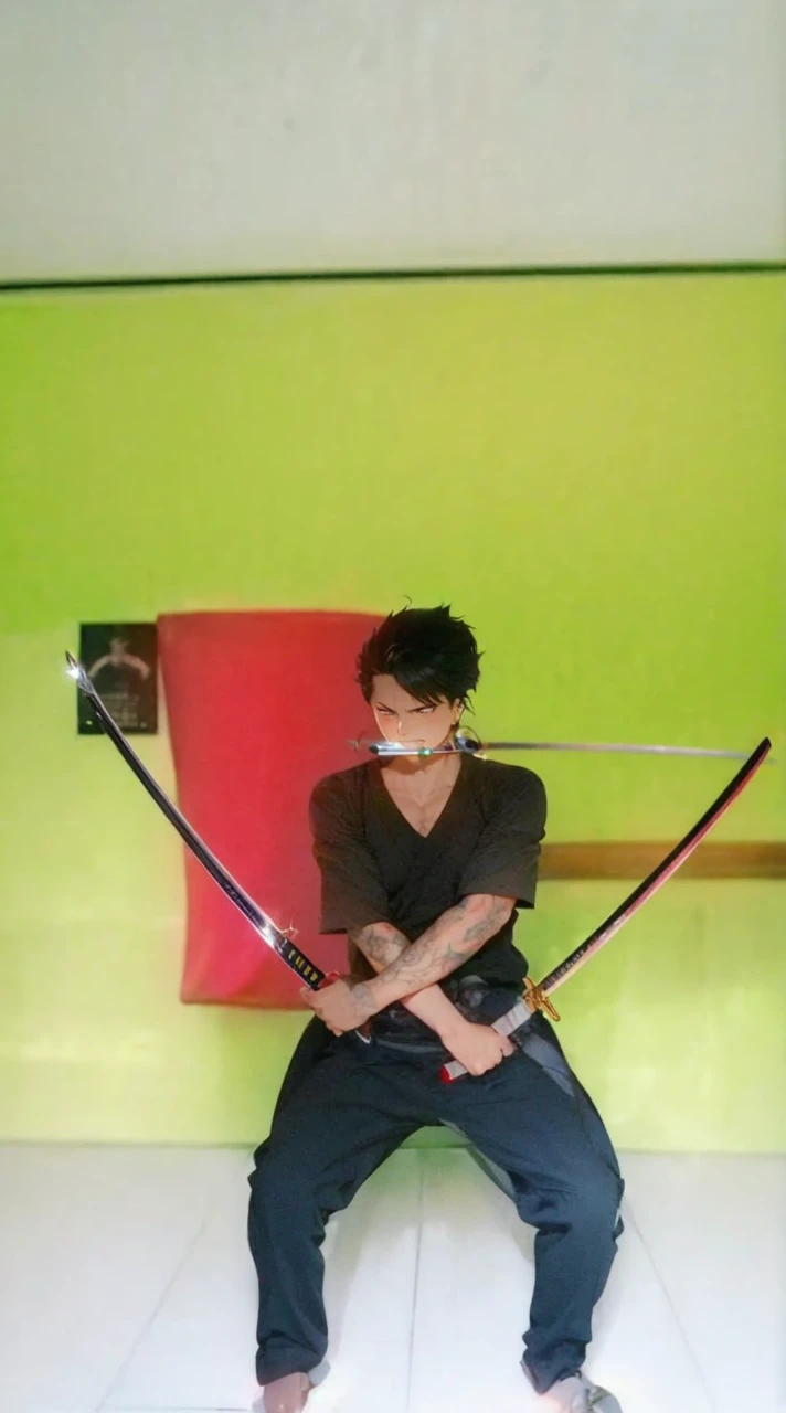 Zoro, sozinho, Olhando para o Viewer, sorrir, short hair, olhos vermelhos, 1st grade, propriedade, jewelries, parte superior do corpo, arma, Foco masculino, Brincos, Roupas japonesas, cabelos verdes, Chifres, espada, quimono, segurando arma, de lado, tatuagem, brilhante, cicatriz, segurando espada, Katana, cicatriz no rosto, cicatriz no olho, Detailed muscle physique, photorealistic representation, 4k resolution. Background Story: Dojo de artes marciais,UHD 32k, melhor qualidade, master part, Super Detalhe, Detalhes altos, ((strong man)).