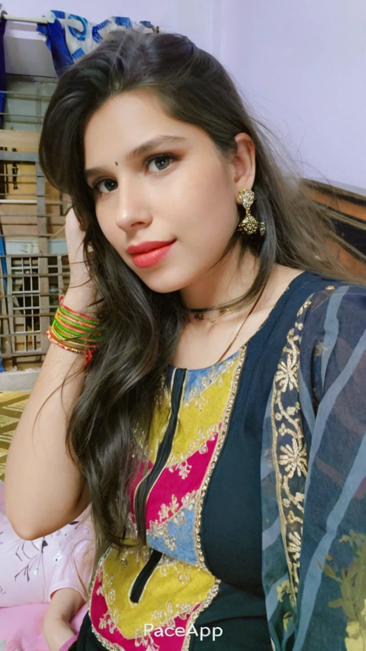 1girl in, age19, Solo, Long hair, Colossal , Looking at Viewer, blondehair, Bare shoulders, Brown eyes, jewely, Full body, a necklace, off shoulders, Sweaters, Realistic, A sexy