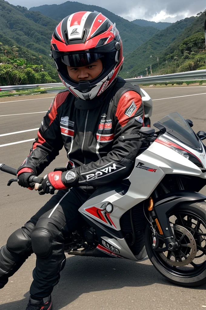 Cowok naik motor sport,pake jaket metal warna hitam di tepi bukit,dengan pemandangan pantai yang indah dan dia berhenti sejenak dengan motor nya di samping