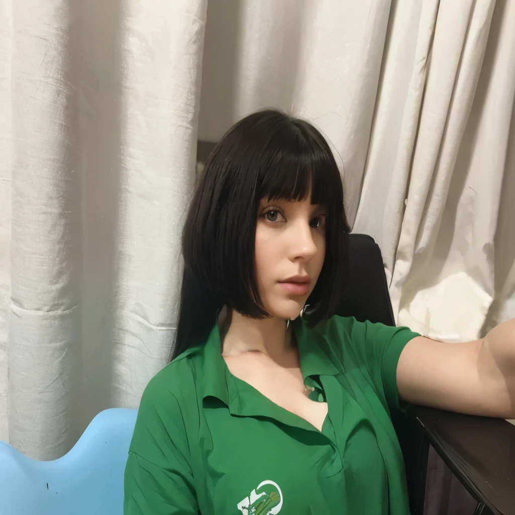 There's a woman sitting on a chair holding a remote control, com cabelo curto, corte curto verde, com cabelo curto with bangs, ela tem cabelo preto com franja, cabelo arrumado com franja, cabelo preto curto com franja, cabelo preto com franja, cabelo verde curto, peruca mod verde bob, cabelo verde e preto, French bob, French bob hair, cabelo bob preto