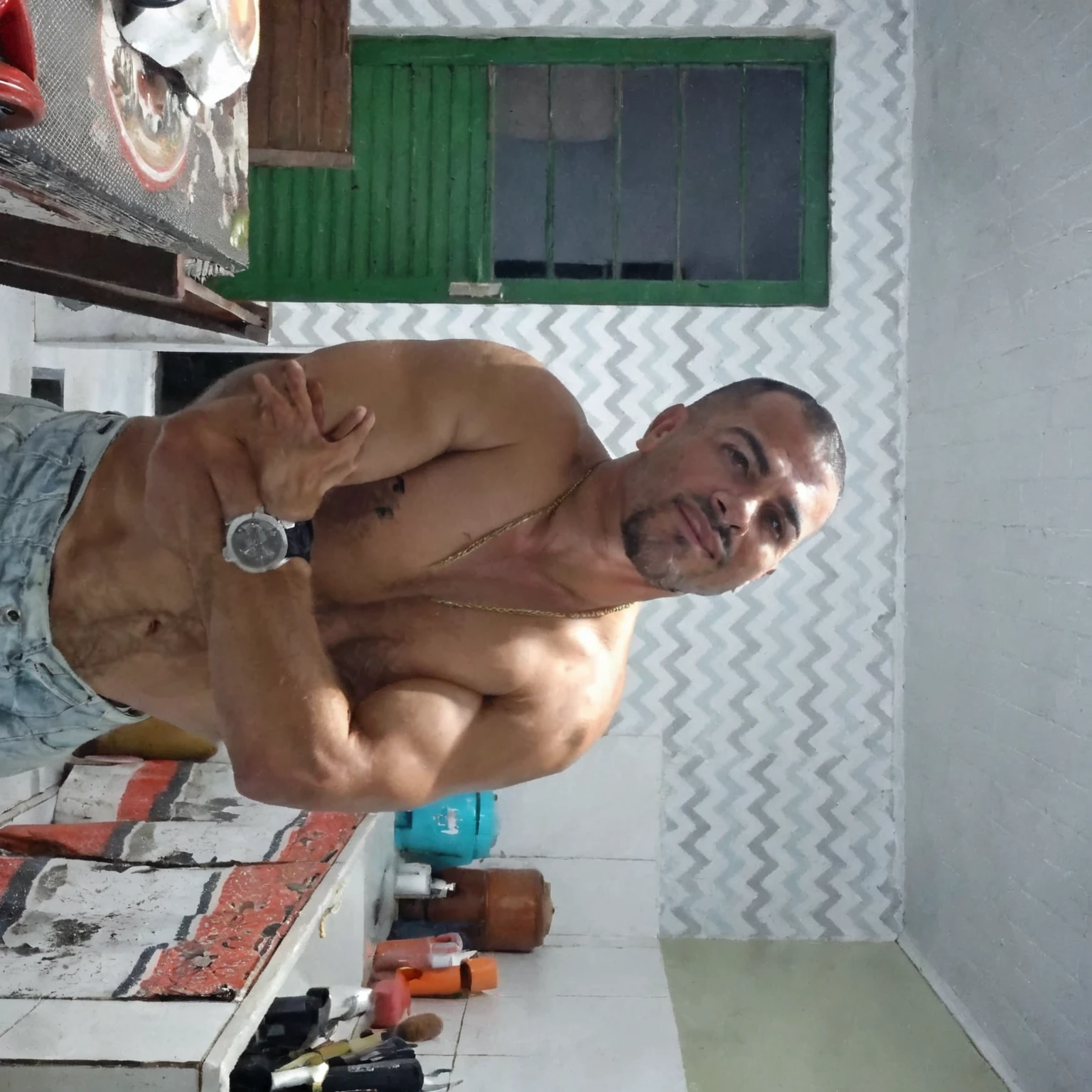 "(melhor qualidade,realista:1.37),retrato de uma pessoa de 35 anos, homem de cabelos escuros, Buzz Cut, intense gaze,olhos detalhados,olhos castanhos,Detailed lips,strong facial features,rugas finas,natural lighting,queixo forte,determining expression,restolho sutil,fundo neutro,cores vivas"