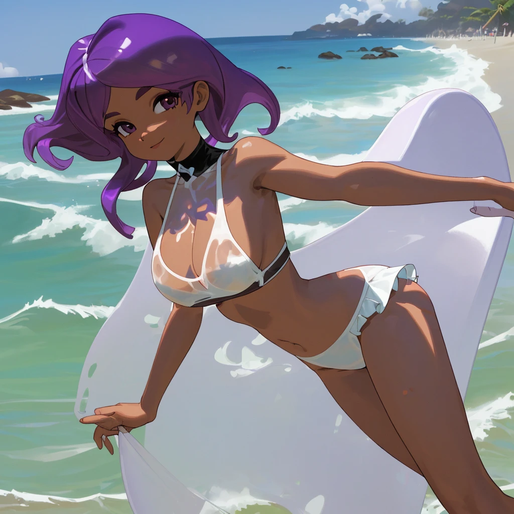 Chica de pelo negro con grandes curvas en la playa con un bikini medio transparente de color morado, color de piel casi blanca, pareciendo porcelana