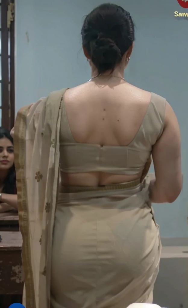 Pale girl in saree backview,big ass,deep ass crack,chubby love handles