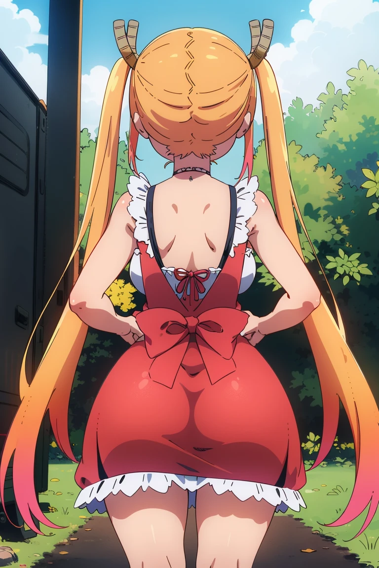 tohru,1 garota, Sozinho, vestida de maid, sorridente, fundo simples, vestido brocado, Rear view, bumbum grande 