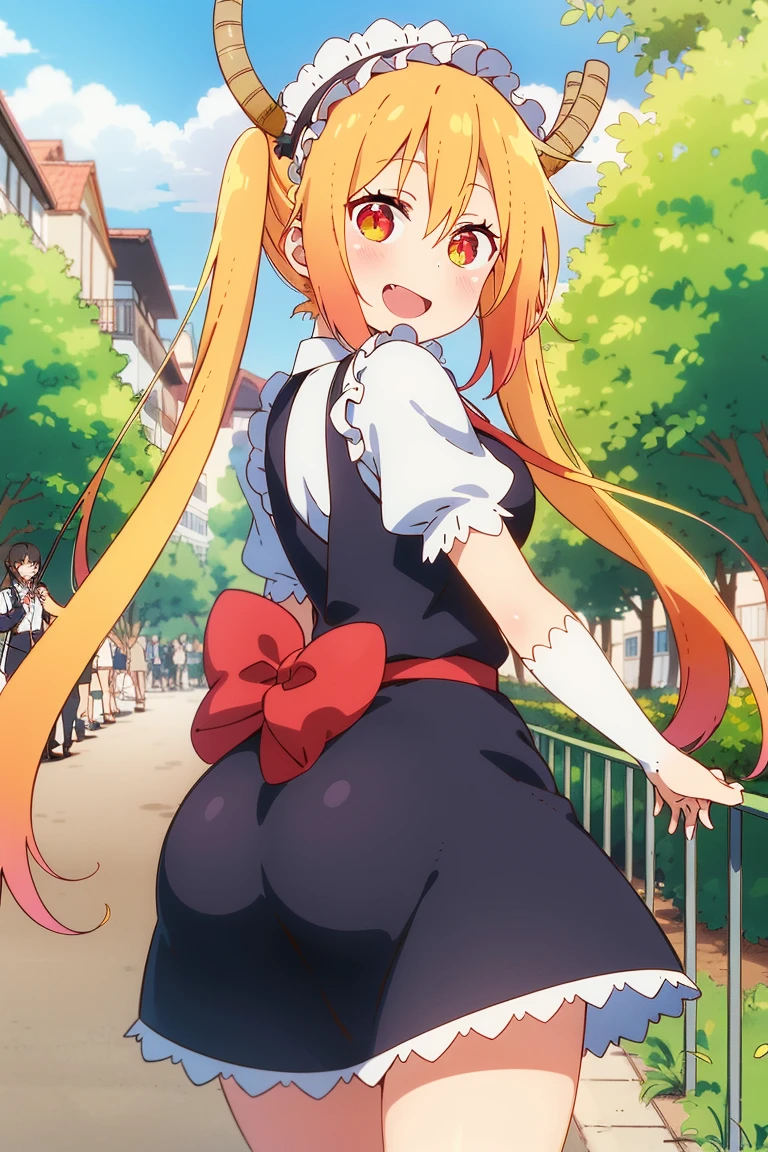 tohru,1 garota, Sozinho, vestida de maid, sorridente, fundo simples, vestido brocado, Rear view, bumbum grande,  voluptuosa, Looking back 