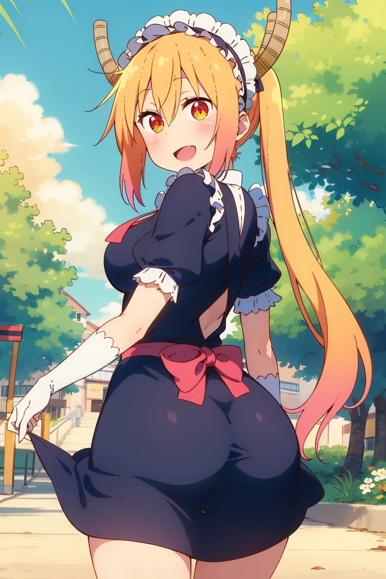 tohru,1 garota, Sozinho, vestida de maid, sorridente, fundo simples, vestido brocado, Rear view, bumbum grande 