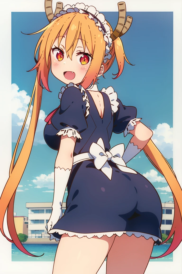 tohru,1 garota, Sozinho, vestida de maid, sorridente, fundo simples, vestido brocado, Rear view, bumbum grande,  voluptuosa, Looking back, vestido justo, vestido marcando o bumbum 