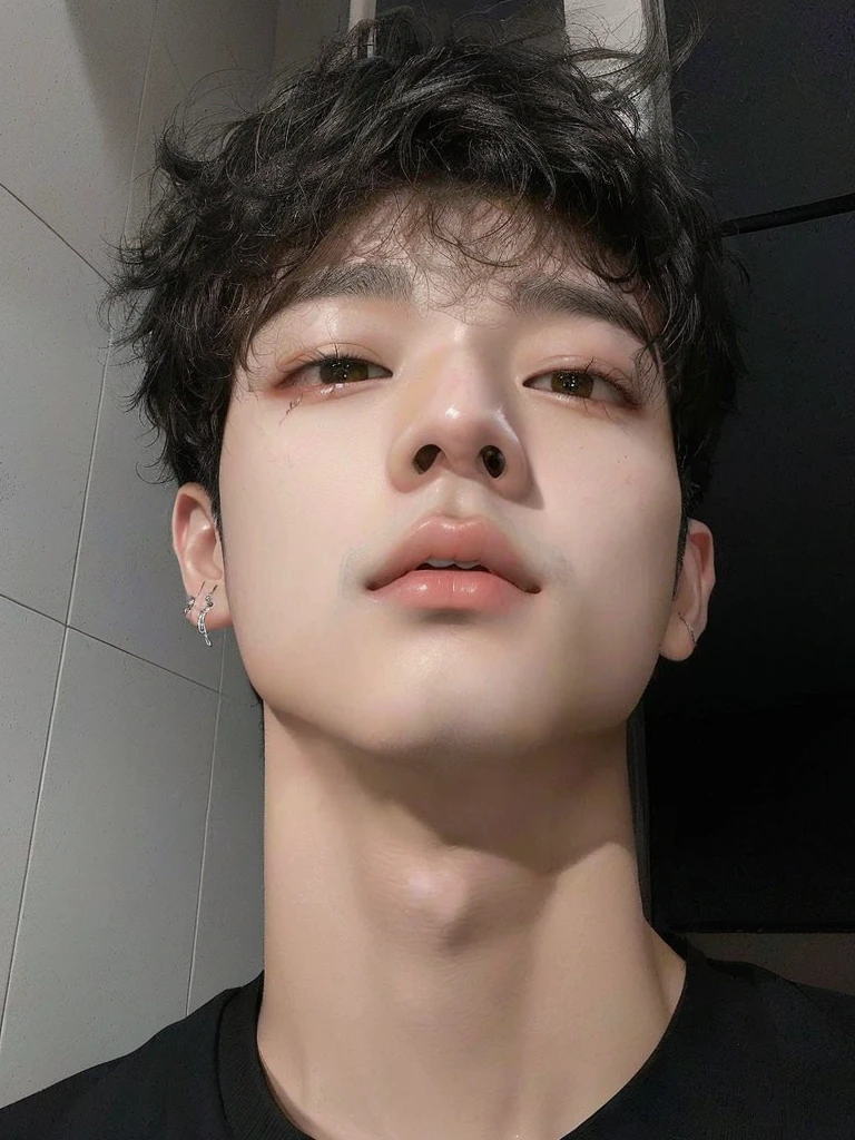 homem arafiado com camisa preta e gravata preta, 1 7 - year - old rosto magro, Jimin\the right eyelid is swollen, cai xukun, Yanjun Chengt, homem sul-coreano, Jinyoung Shin, adorable and pale korean face, hyung tae, menino magro, terceiros olhos no meio da testa, Hong junho hyung, Tae June Kim, Korean face, Korean male face, kpop boy