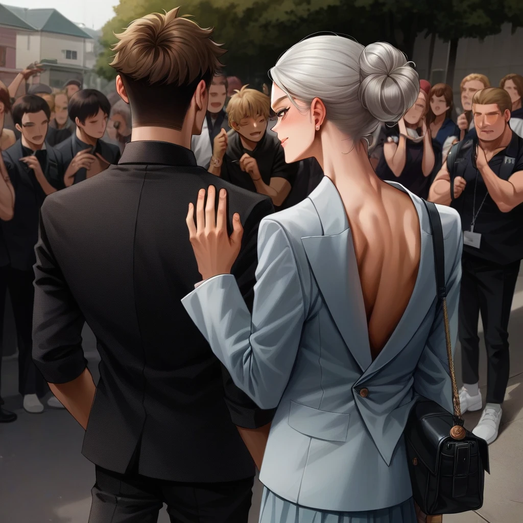 Amidst many young people, mulhereserapazes, uma mulher elegante, alta magra, platinum hair styled with a low bun at the back of the neck; veste um conjunto azul acinzentado claro: blazer com saia azul, aos joelhos. Ela toca nas costas, no ombro, of a photographer, um homem de 37 anos; cabelos curtos ligeiramente grisalhos. he has his back; veste roupas pretas casuais, transporta, pendurado nos ombros uma uma bolsa tiracolo.