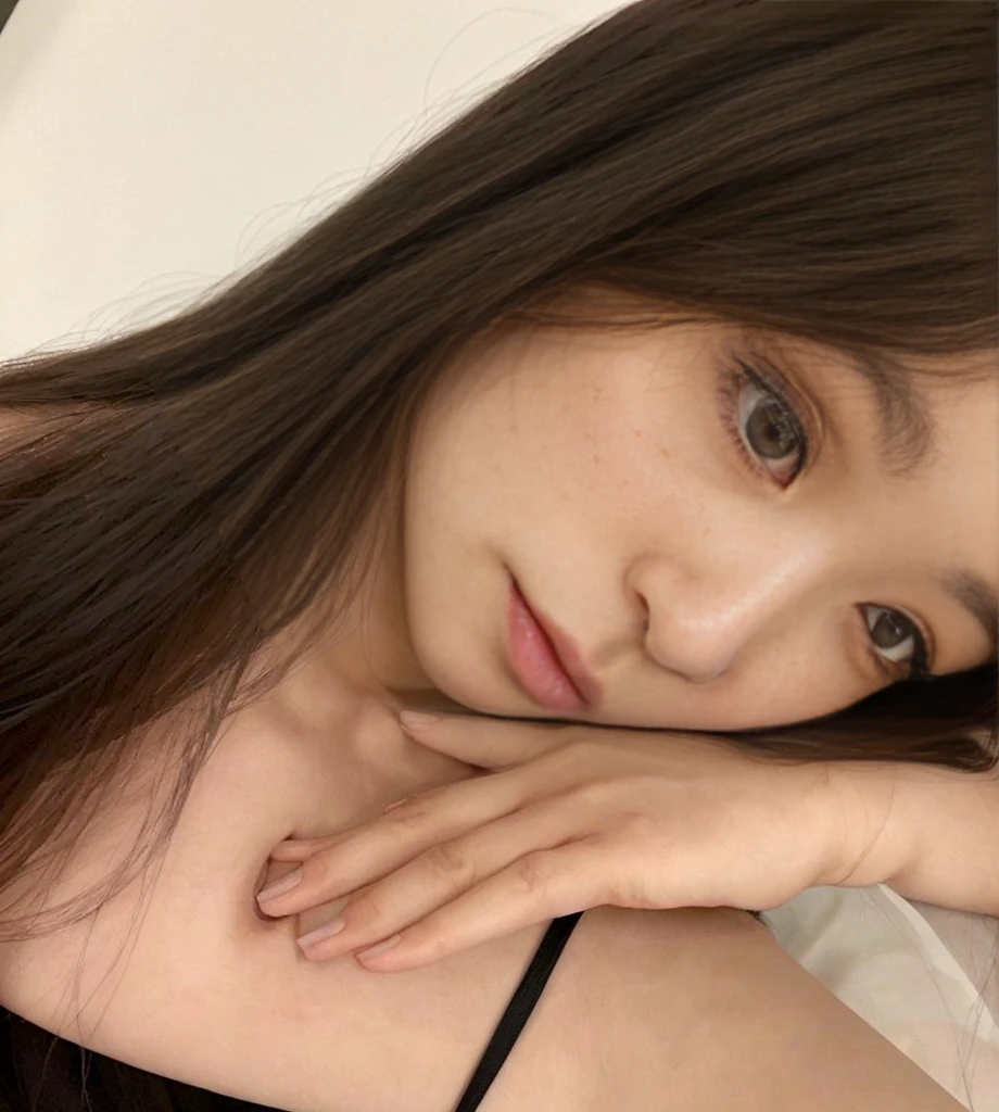 there is a woman with long hair posing for a photo, Chiho, lalisa manobal, Yoshitomo Nara, Jinyoung Shin, lindo rosto delicado, jennie blackpink, shikami, Ulzzang, com cara fofa - linda, Narumi Kakinouchi, jaeyeon nam, heonhwa choe