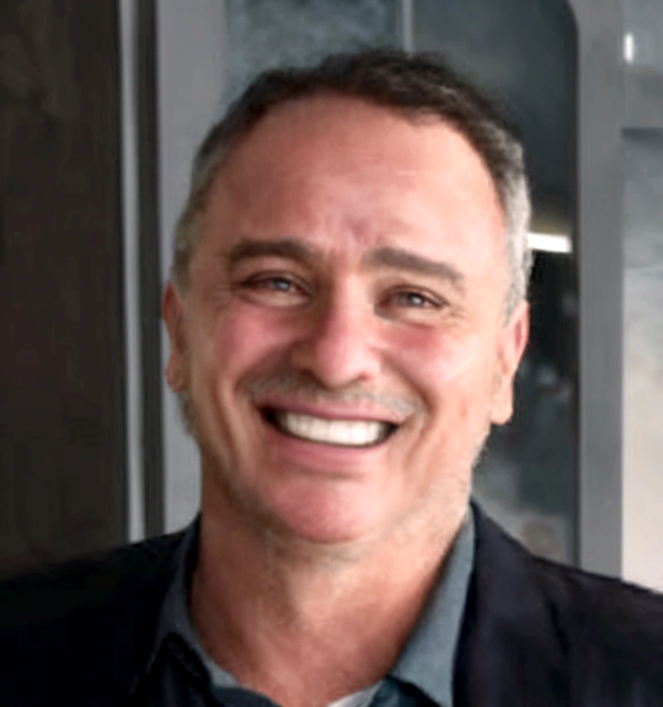 homem arafiado de terno sorrindo em frente a uma porta de vidro, Mike Franchina, Greg Rutkowski, Greg Rutkuwsky, foto de um homem branco de 50 anos, Greg Rutkowksi, greg rutkowsi, greg rutkoswki, greg kutkowski, Douglas Bell, Greg Rutkwowski, Greg Rutkovsky