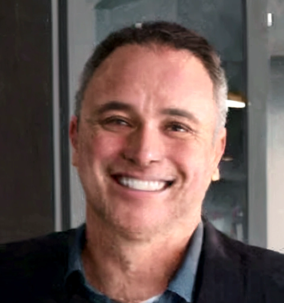 white man, 40 years old, smiling, with little hair on his head, thin
