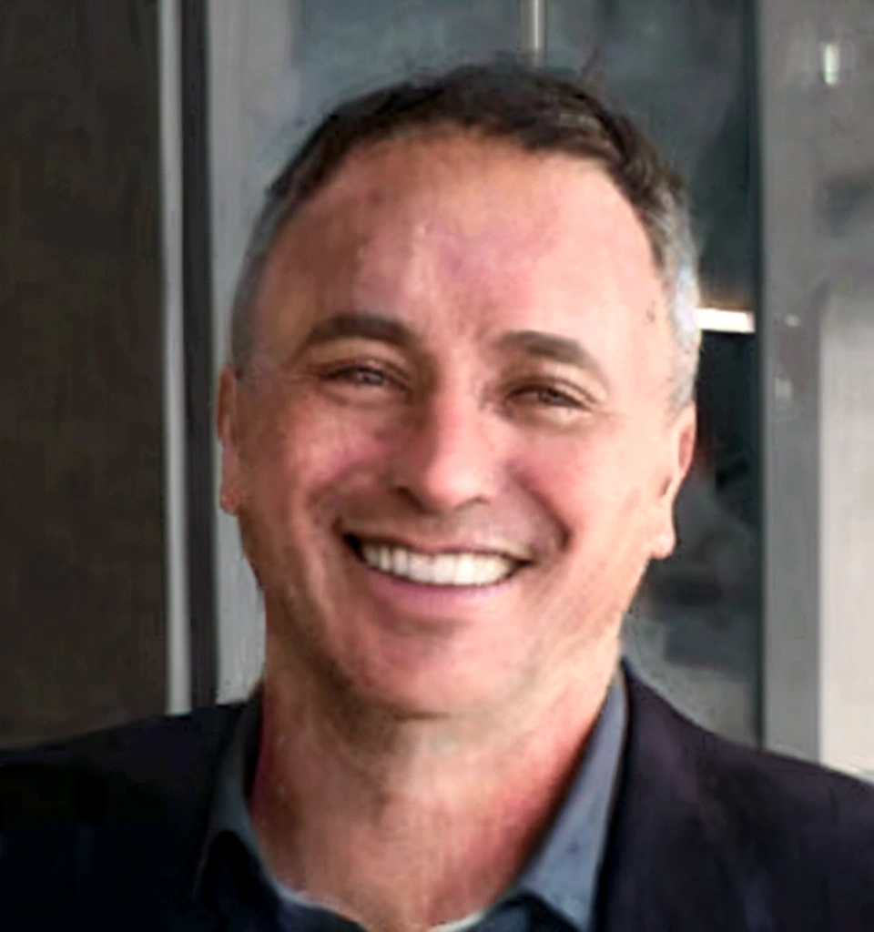 white man, 40 years old, smiling, with little hair on his head, thin
