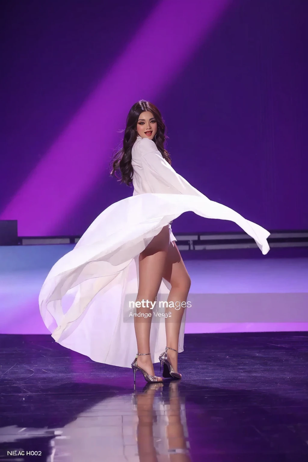Singer Aria performs on stage during the final show of season 2 of 'American Idol' en el Teatro Nokia el 18 de noviembre., 2013 in los, California, en la pista, victoria's secret model, bella poarch, fake images, olivia culpo, Desfile de Victoria Secret, Miss Universo, envuelto en tela fluida, bata blanca larga y fluida
