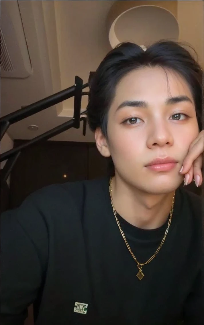 Up close de uma pessoa de cabelo loiro, kim taehyung, with your hand on the side of your face, taehyung