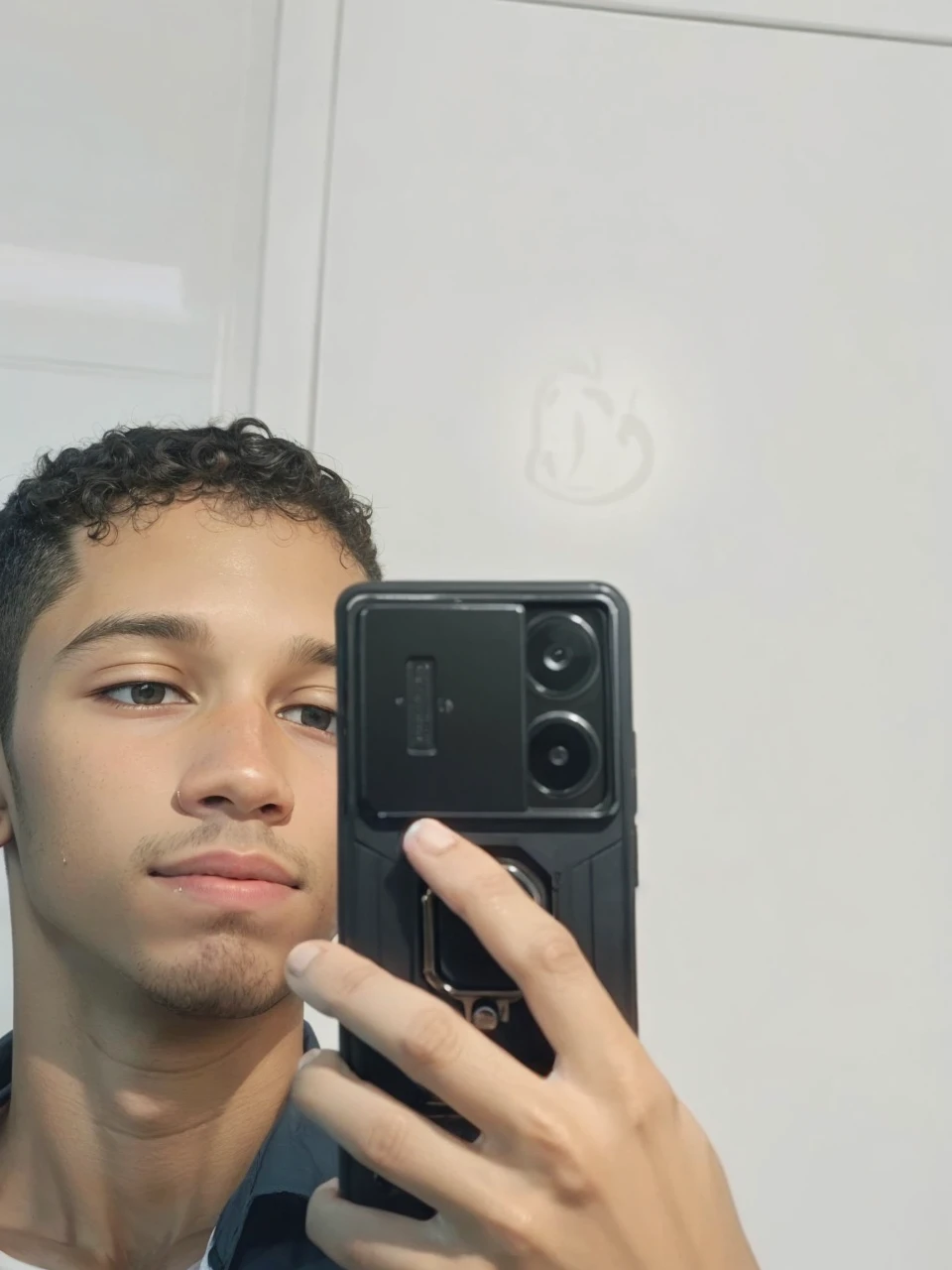 Menino 18 anos bonito, cabelo ondulado, with gold cord, celular de ouro 