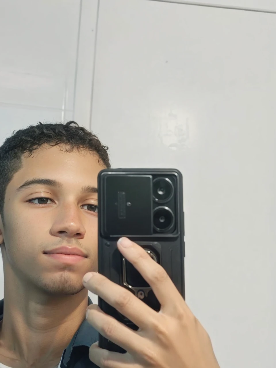 18 anos bonito, cabelo ondulado, with gold cord, celular de ouro