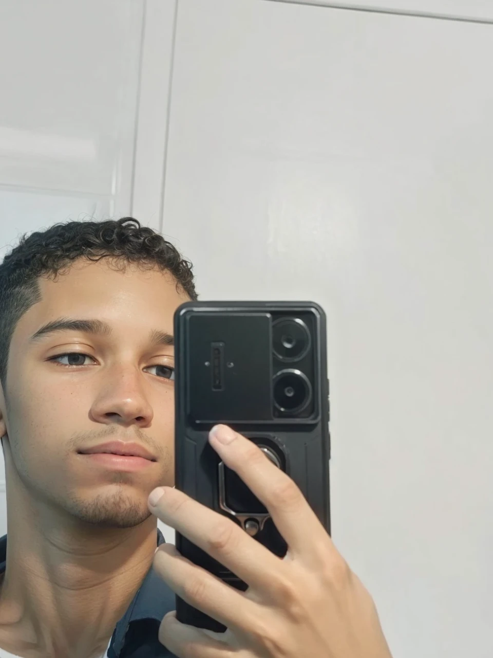 18 anos bonito, cabelo ondulado, with gold cord, celular de ouro