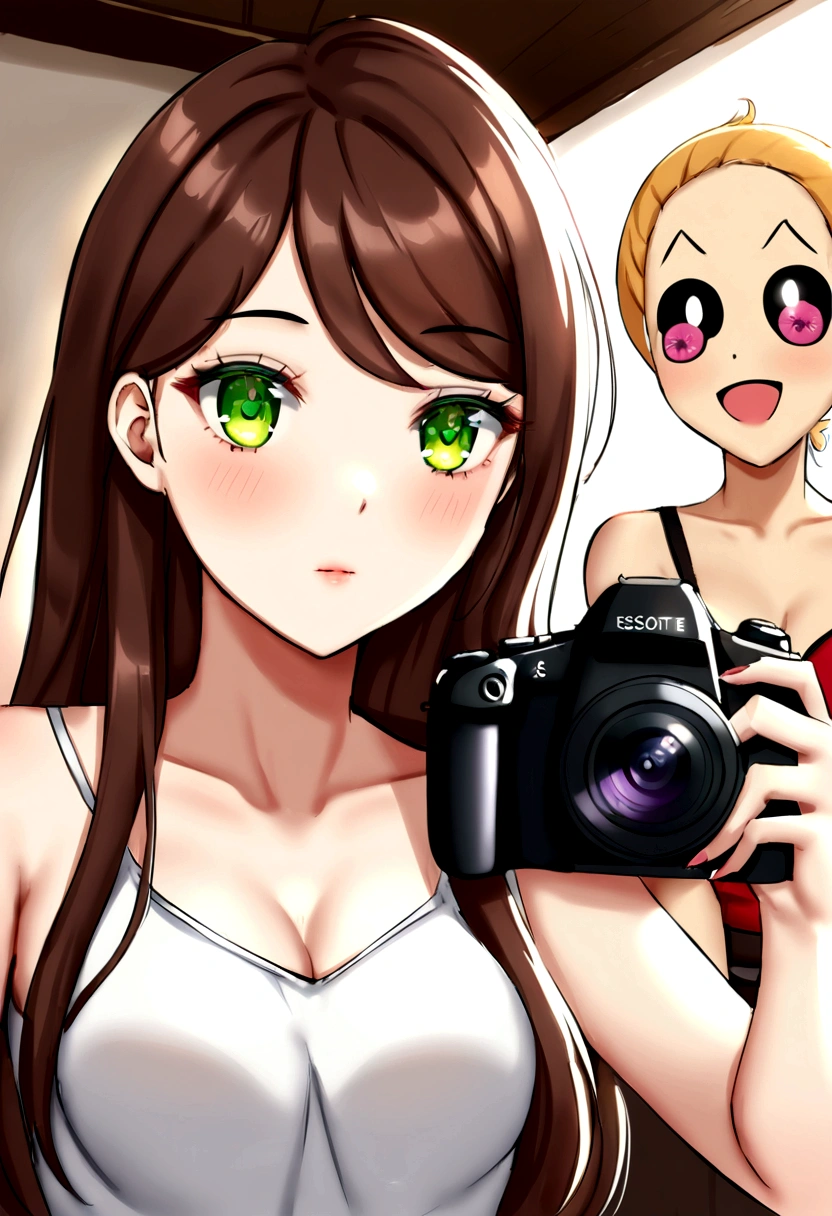 Mujer con camiseta y sans-culotte , chica sexy con ojos marrones, retrato sophie mudd, brown hair and big eyes, selfie de una mujer joven, camera eyes, violeta myers, sin maquillaje, maquillaje natural, looking directly at the camera, cara con artgram, maquillaje fino, Excellent long-term photography., escote, sentado en una mesa