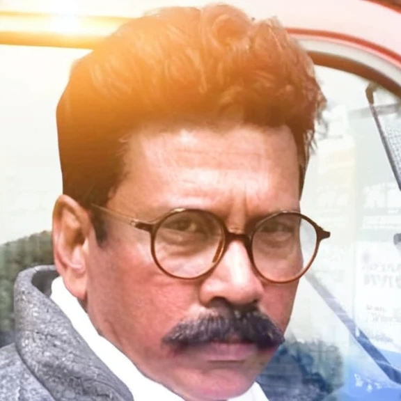 Rostro de un hombre con cabello corto y ropa oscura con un abrigo elegante, realista