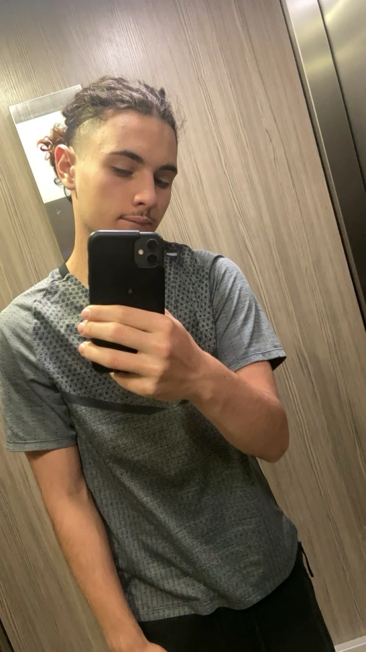 Fais en sorte que cette photo qui a été prise sur un miroir, soit un miroir dans un grand hôtel de luxe