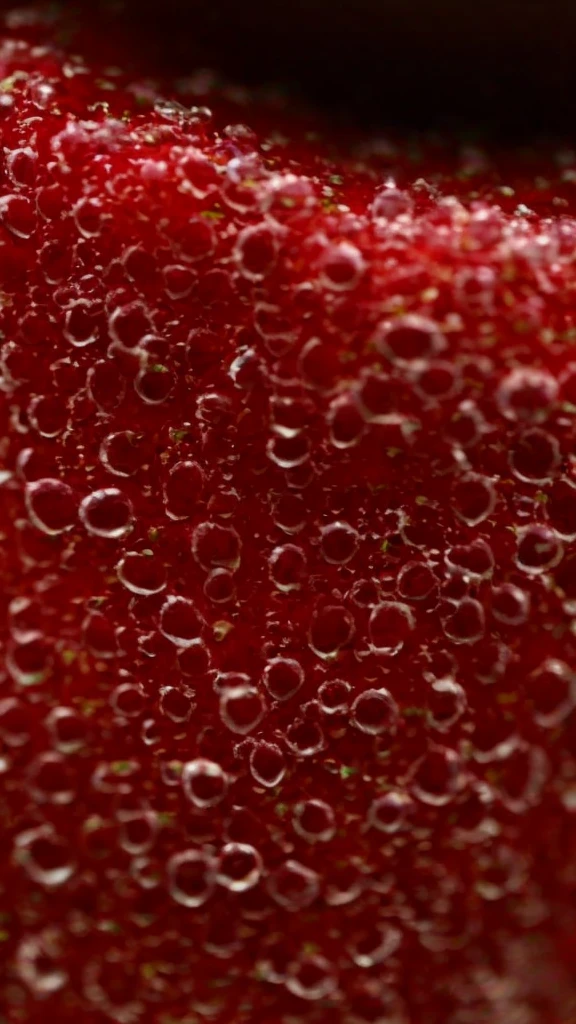 Summer Dream，The faucet washes the fruit in the sink，Dreamy lighting，The scattered water drops float in the air and sparkle in the sun，HD，Details，Best quality