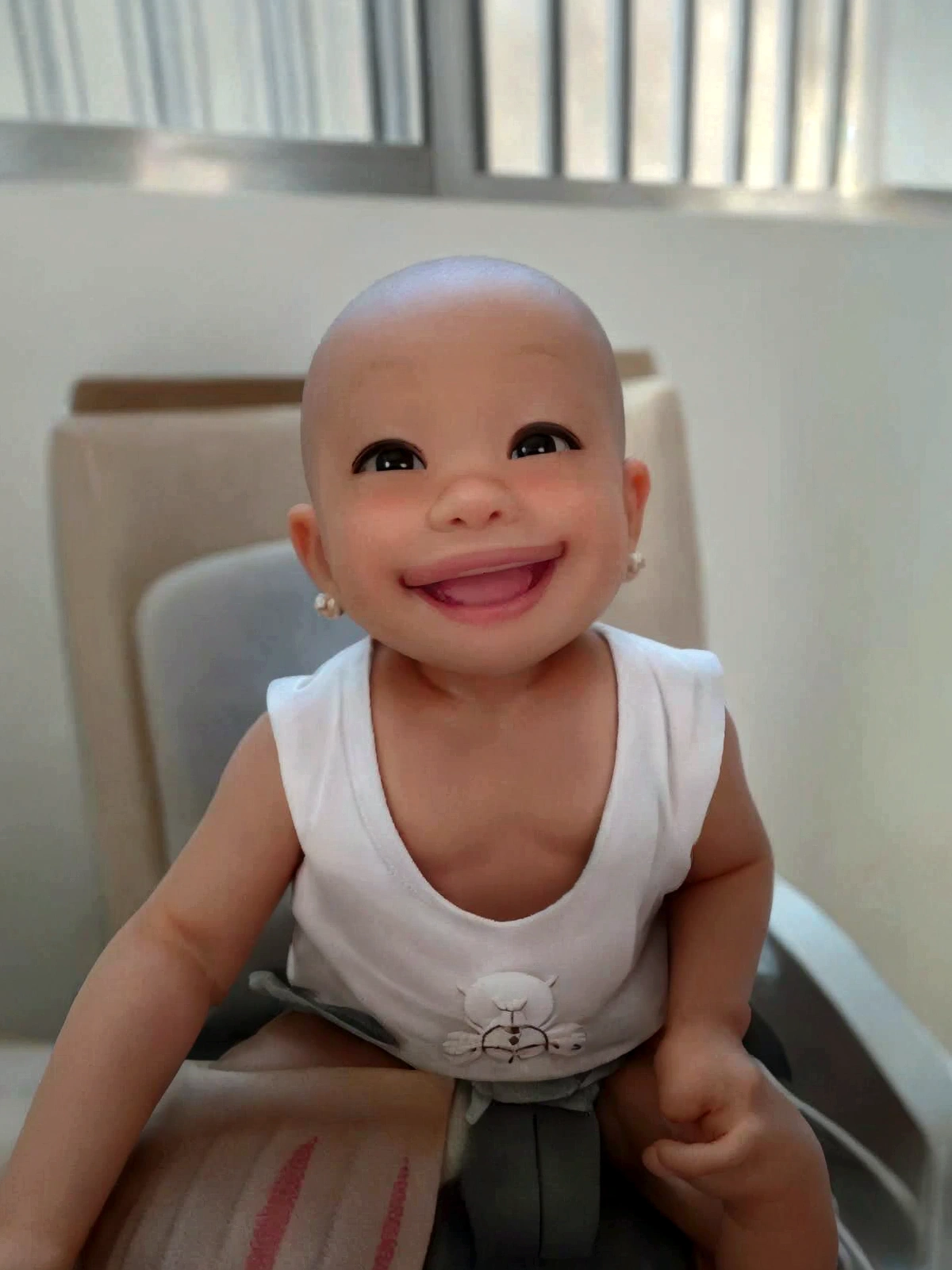 a smiling and happy baby, fundo branco, melhor qualidade