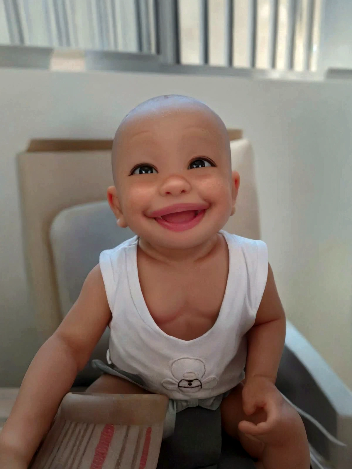 a smiling and happy baby, fundo branco, melhor qualidade