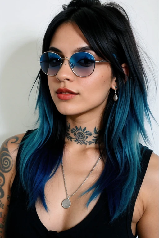Chica rockera de cabello plateado y azul. Lentes y tatuajes. Mira la luna.