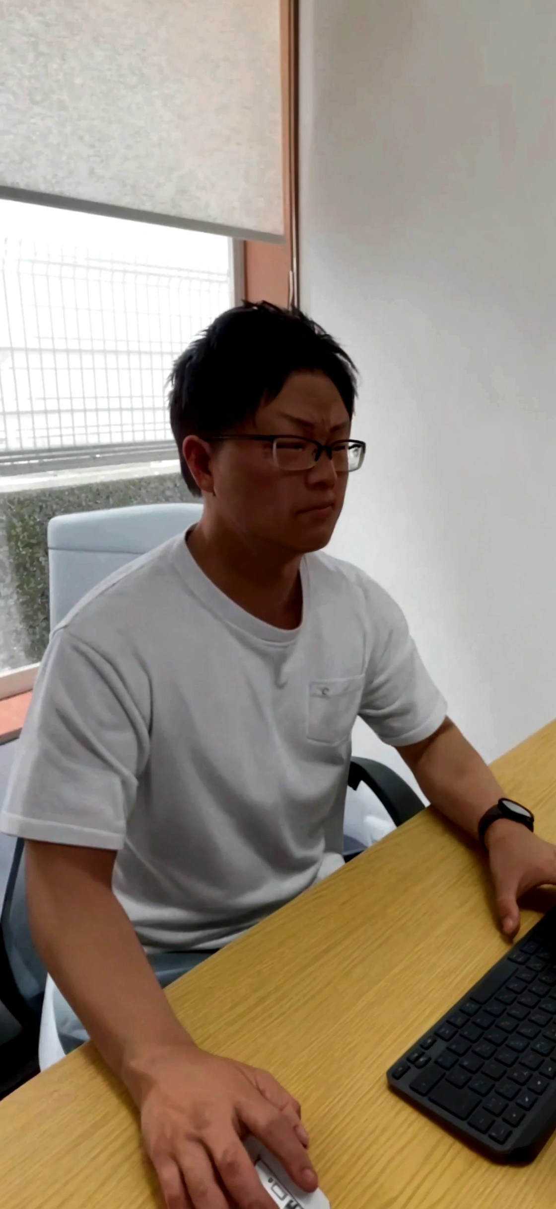 There is a man sitting with his computer on his desk., tomohiro shimoguchi, Yudai Chiba, Akihiko Yoshida. Unreal Engine, hisashi eguchi, He threatened Hideo., 3. 2--old e, oyama kojima, kousuke oono, Akihiko Yoshida 8 k