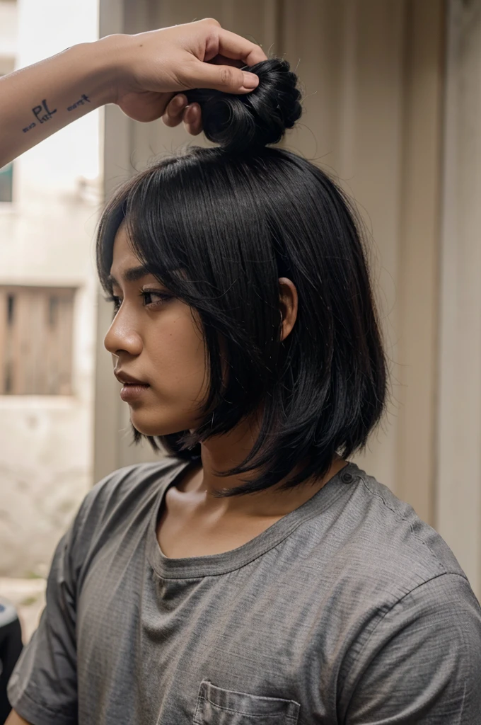 Laki laki putih rambut berantakan berwarna hitam tinggi dan kekar berotot ganteng