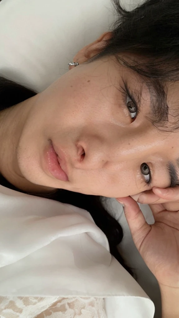 Asian, piel suave, labios voluptuosos, ojos rasgados, piercing en el labio