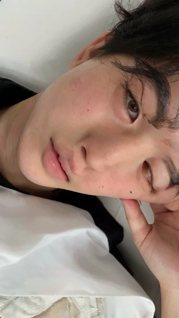 coreano, realista, hombre, hermoso rostro, mano, high resolution, Labios voluptuosos, grayish eyes, nariz refinada