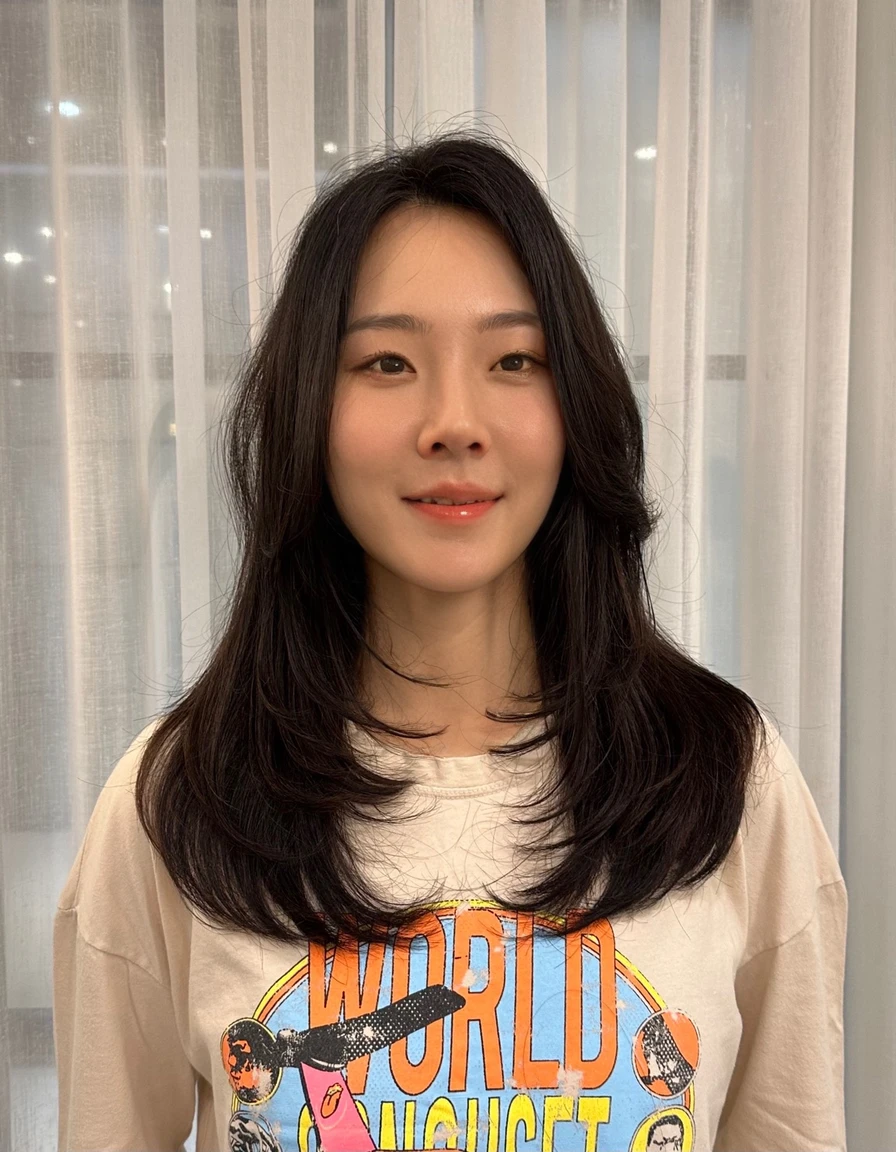Best Quality, 8k, Masterpiece, (Portrait: 1.3), (photo realistic:1.4), (hyper realistic:1.4), Sharp Focus, looking at viewer, (smoother lighting:1.1), (increase cinematic lighting quality:0.9), realistic lighting, backlighting, light on face, ray trace, (brightening light:1.2), (Increase quality:1.4), sharp detail, (best quality real texture skin:1.4), finely detailed eyes, black_eyes, finely detailed face, 25 year old Korean woman, smiling_face