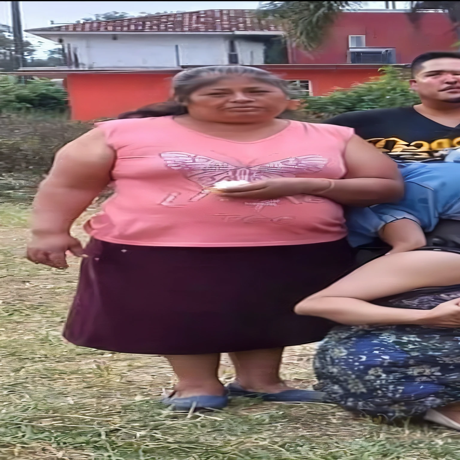 varias personas posan para una foto en un patio, taken in the early 2020s, 3 0 year old woman, 30 year old woman, taken in the late 2010s, she is about 2 5 years old, ella tiene un vientre redondo, gordo y ondulado, quiero que no tenga nada de ropa