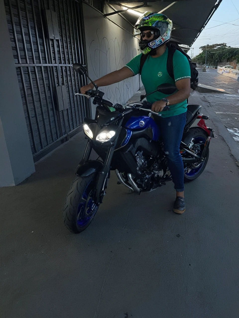 ((melhor qualidade)), ((Obra de arte)), (detalhado), 1 rapaz, em uma motocicleta