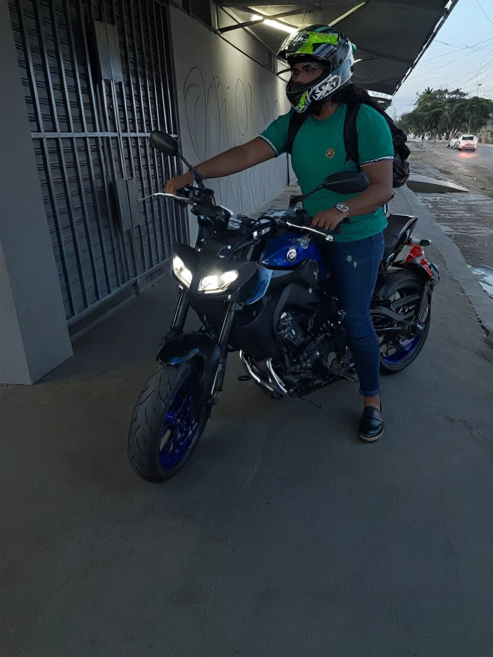 ((melhor qualidade)), ((Obra de arte)), (detalhado), 1 rapaz, em uma motocicleta