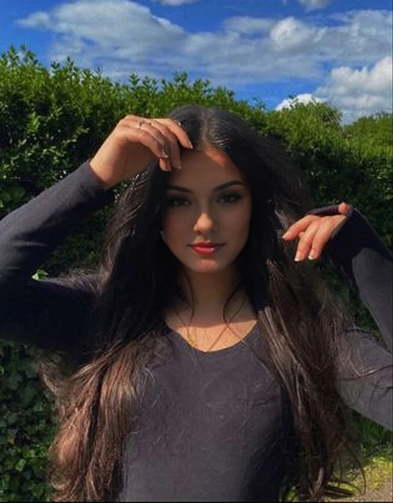 femme arafée aux cheveux longs debout devant des buissons, female avec de longs cheveux noirs, jeune femme aux longs cheveux noirs, violette myers, aux cheveux noirs et raides, elle a environ 1 6 ans, photo d'un modèle, demi rose, avec de longs cheveux noirs, fille de 19 ans, fille aux cheveux noirs, portrait clair de demi rose