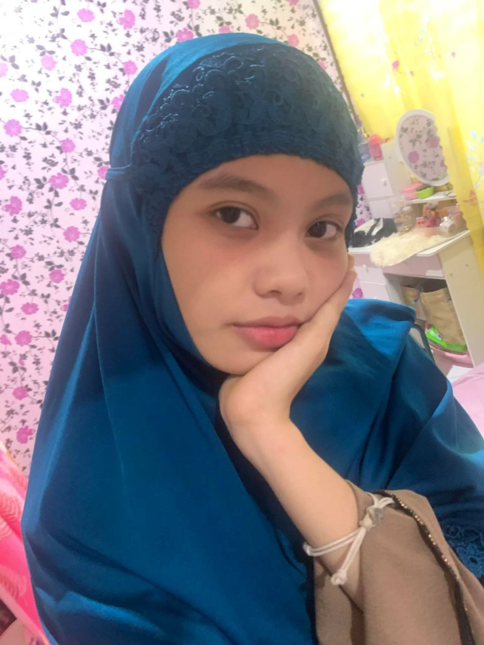 Hijab girl, room, naked, tight shorts