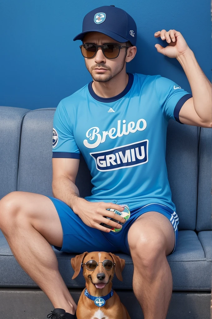 A sausage dog is sitting wearing a Grêmio shirt, Ray-Ban sunglasses and a cap. The background of the image is inspired by a football theme.
