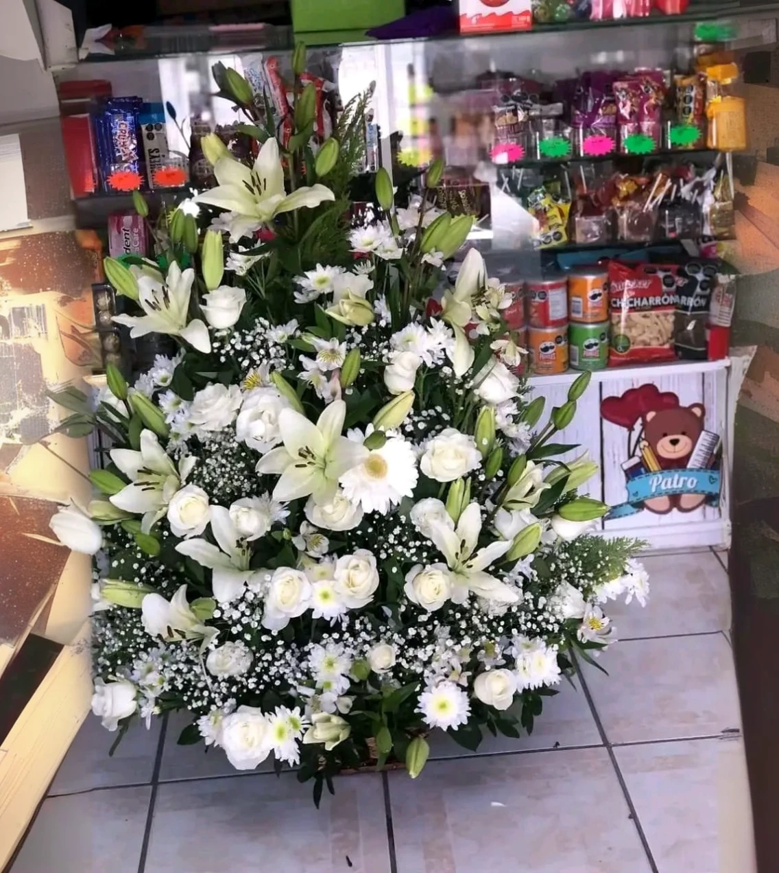 complete the leaves and flowers that are around the bouquet of flowers 