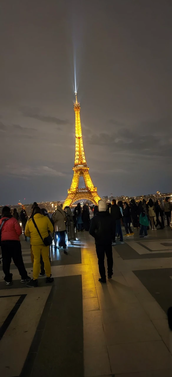 Masterpiece, Best Quality, High Resolution, 1girl, Super High Resolution, wallpaper of a sunset on beach with eiffel tower