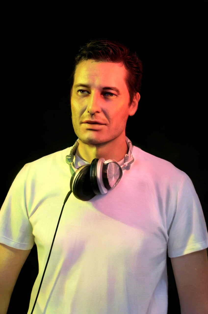 homem arafiado with headphones em pé na frente de um fundo preto, Dj, headphones Dj rave, Dj at a , Dj sura, Dj set, with headphones, Andrei Tarkovsky, Djing with Dj turntables, Mike Stocks, I agree with you, Ed Durmisevic, Vitali Bulgarov, Max Carlier