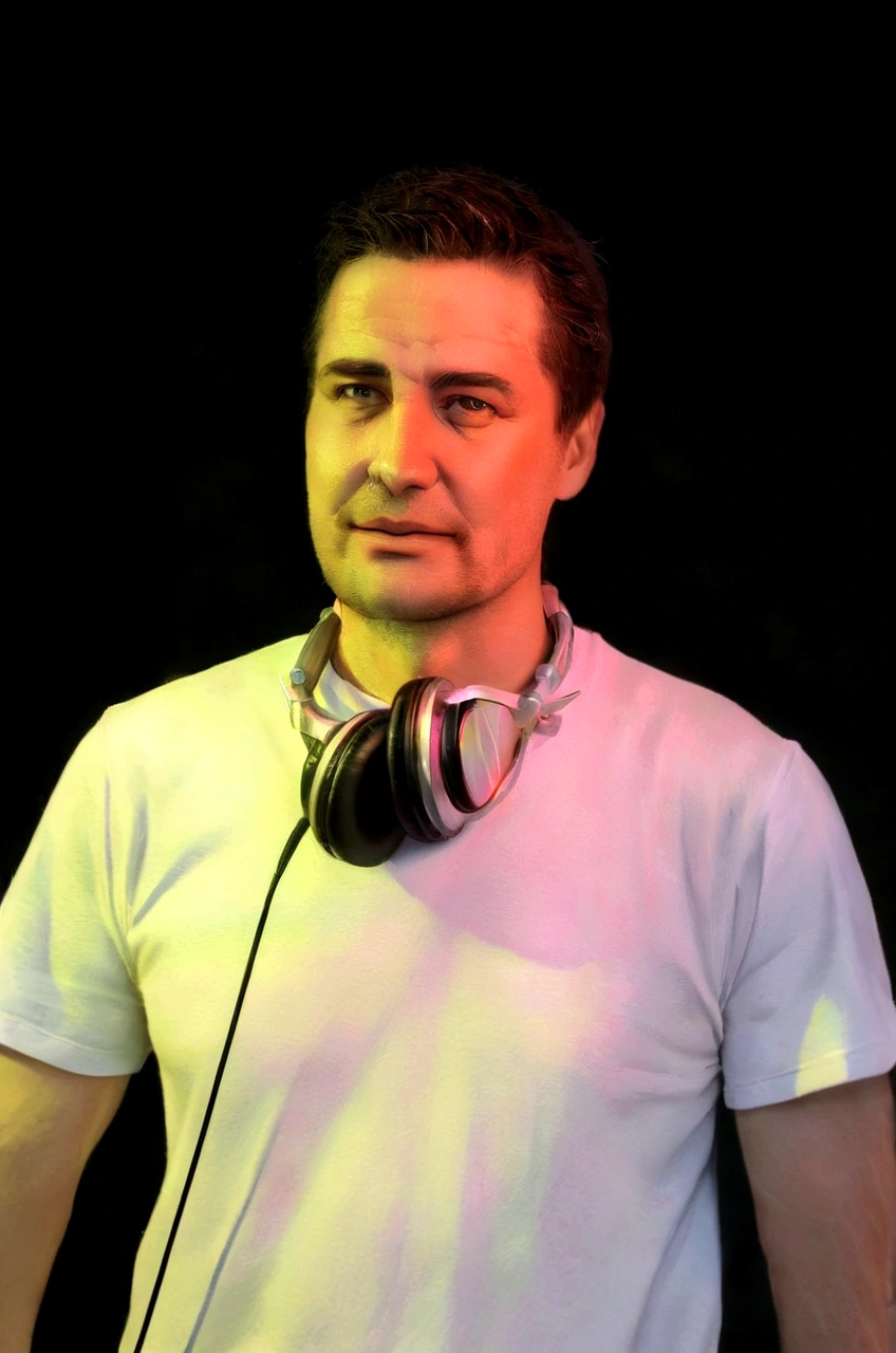 homem arafiado with headphones em pé na frente de um fundo preto, Dj, headphones Dj rave, Dj at a , Dj sura, Dj set, with headphones, Andrei Tarkovsky, Djing with Dj turntables, Mike Stocks, I agree with you, Ed Durmisevic, Vitali Bulgarov, Max Carlier