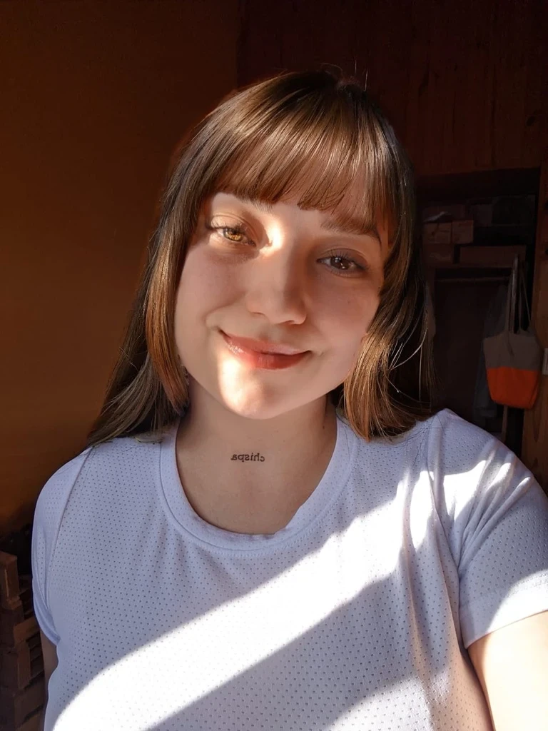 long brown hair whit Curtain bangs