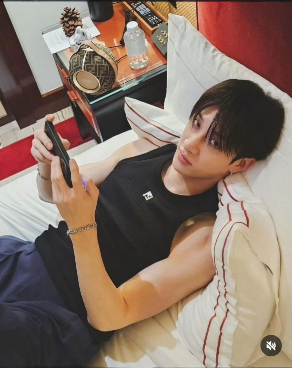 male idol, lying down, sin Pantalon, a boxer